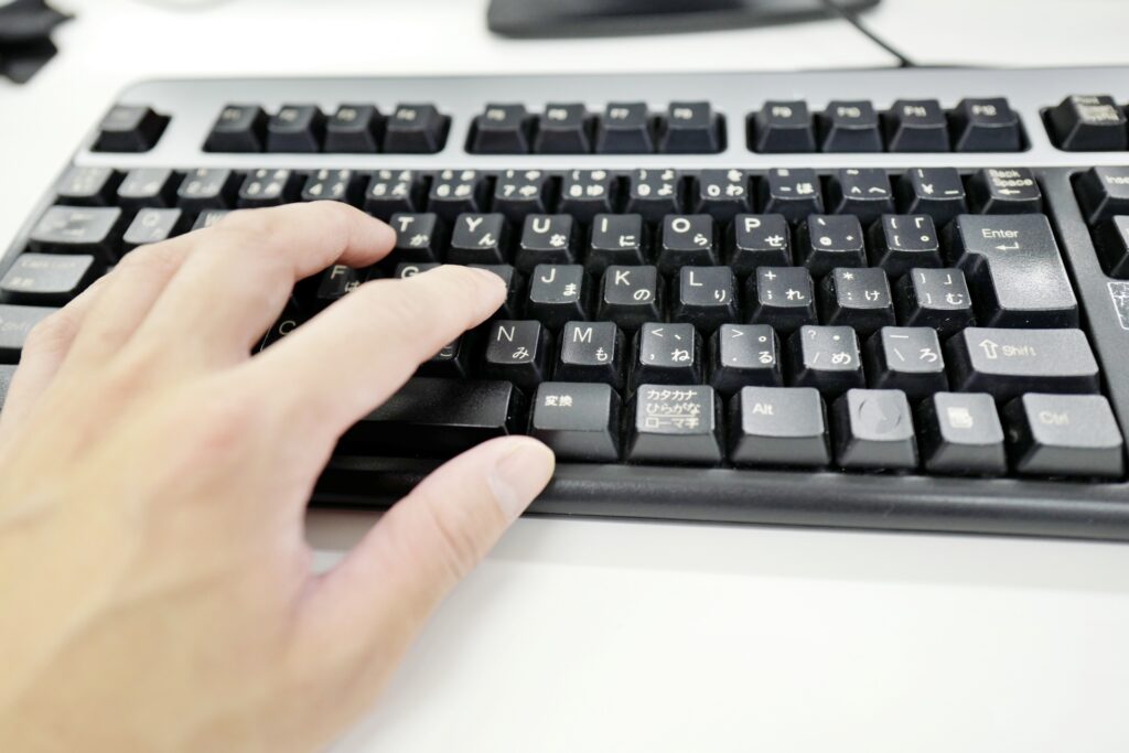 キーボードを打つ手元