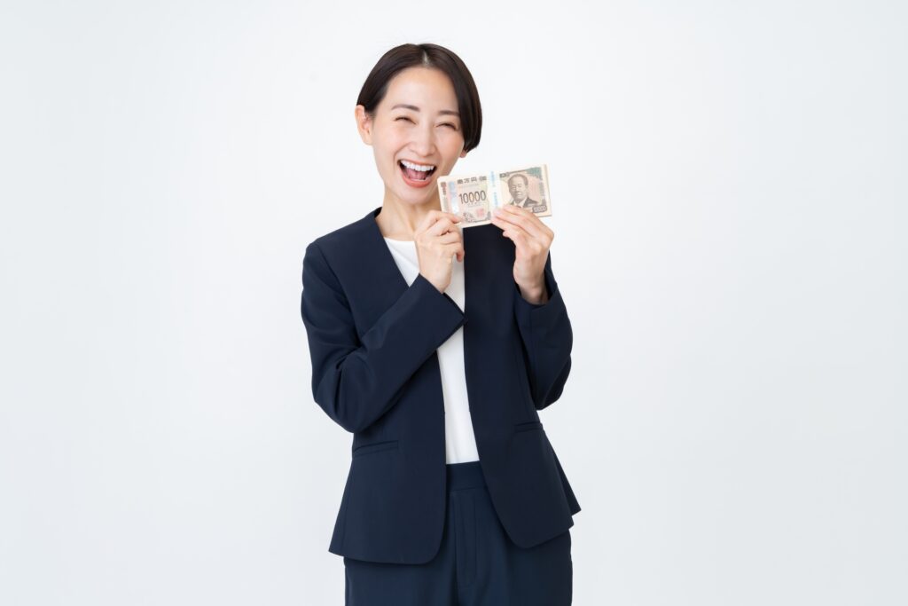 現金を持つ女性