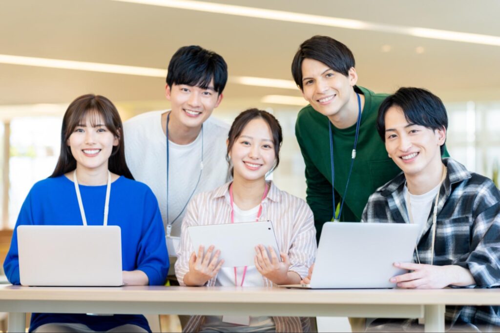 オフィスで働く若いエンジニア