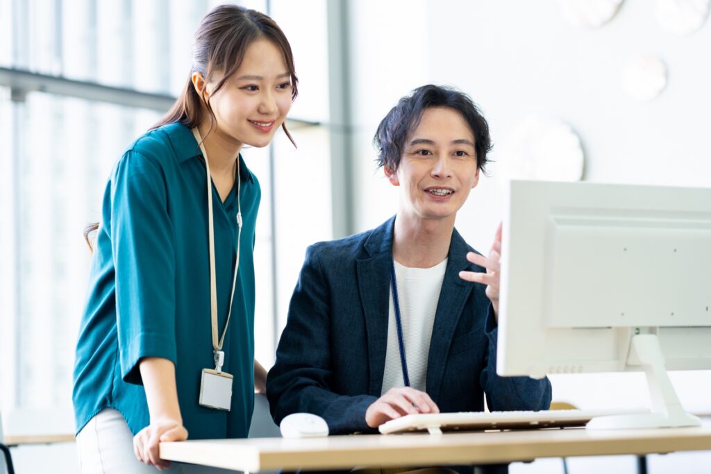 オフィスで働く若いエンジニア