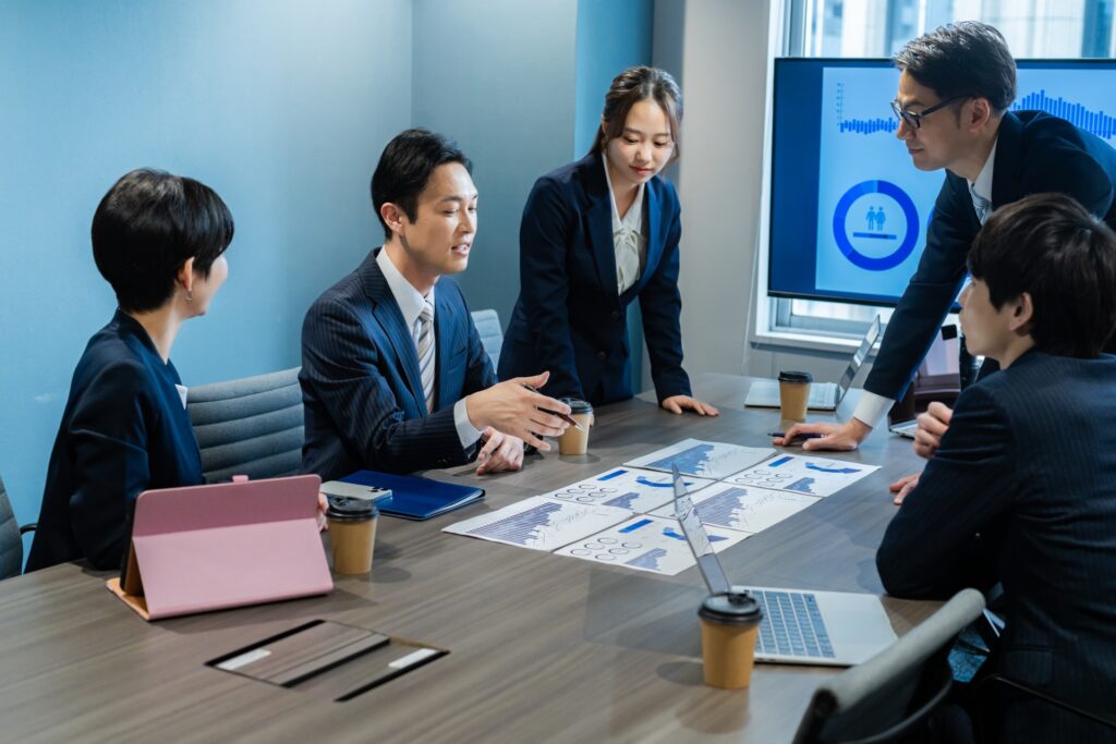 ミーティングするビジネスパーソン