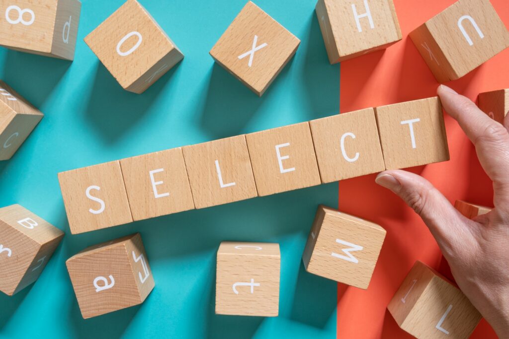 SELECTと書かれたブロックと手