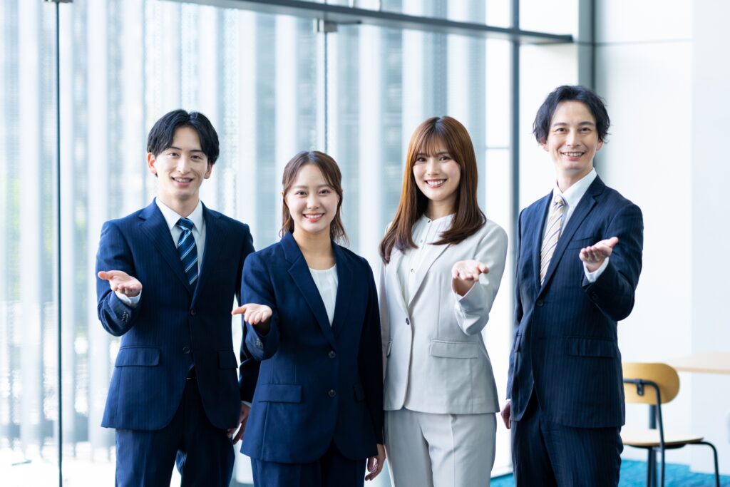 おすすめするビジネスマン