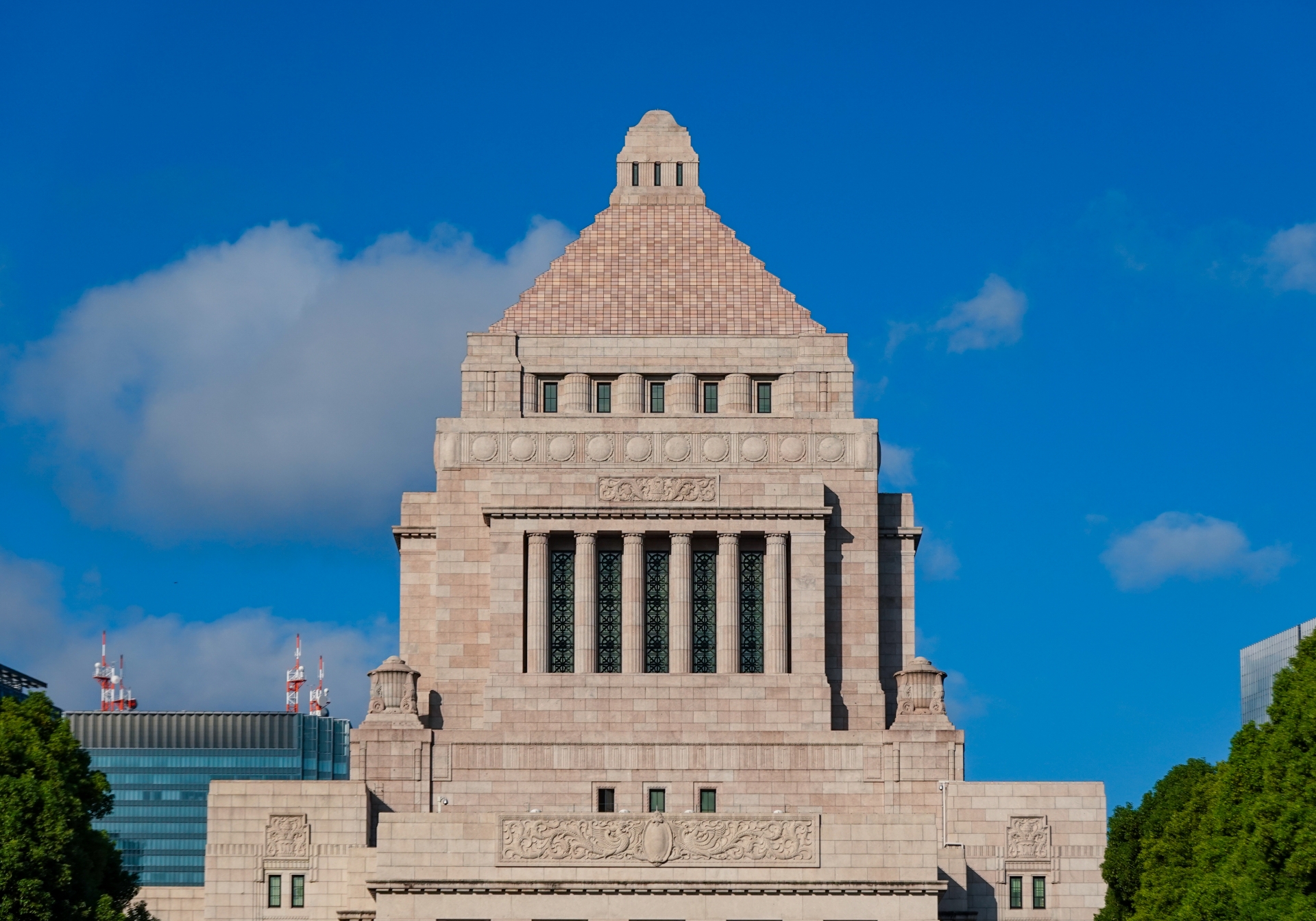 静かな朝、秋晴れの国会議事堂