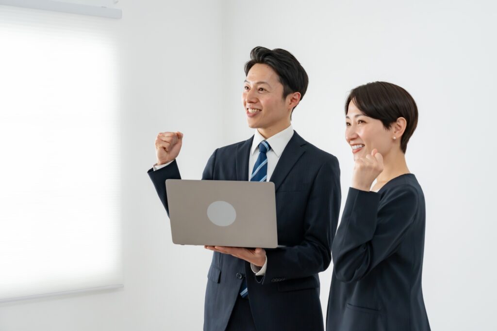 男女のサラリーマン