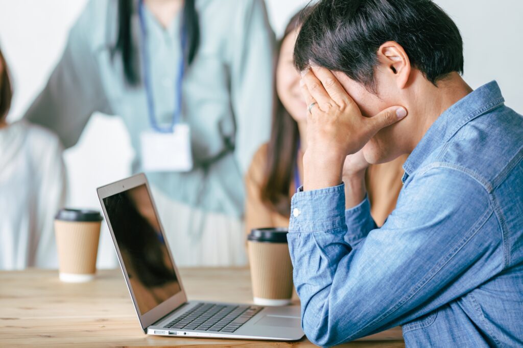 悩む会社員