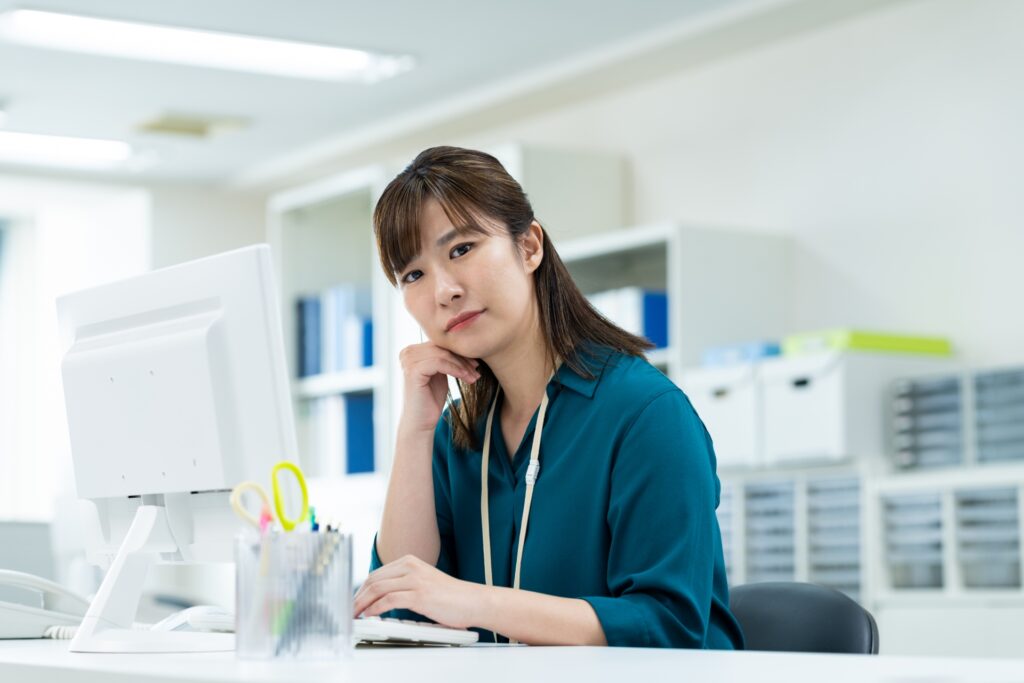 オフィスで悩むビジネスウーマン