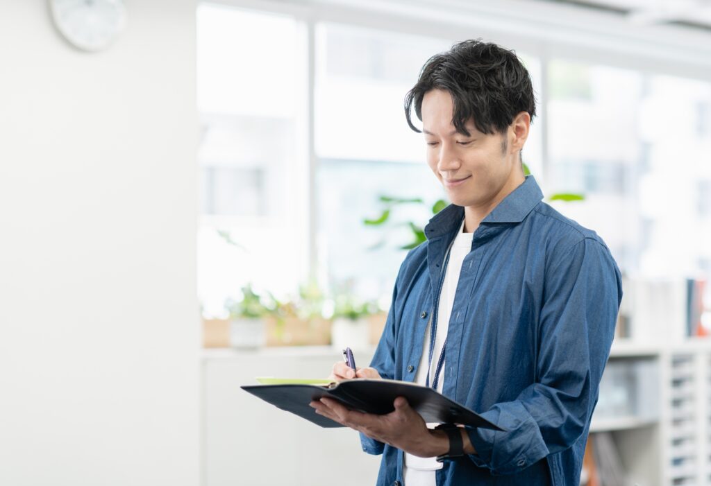 オフィスで仕事する若いビジネスマン