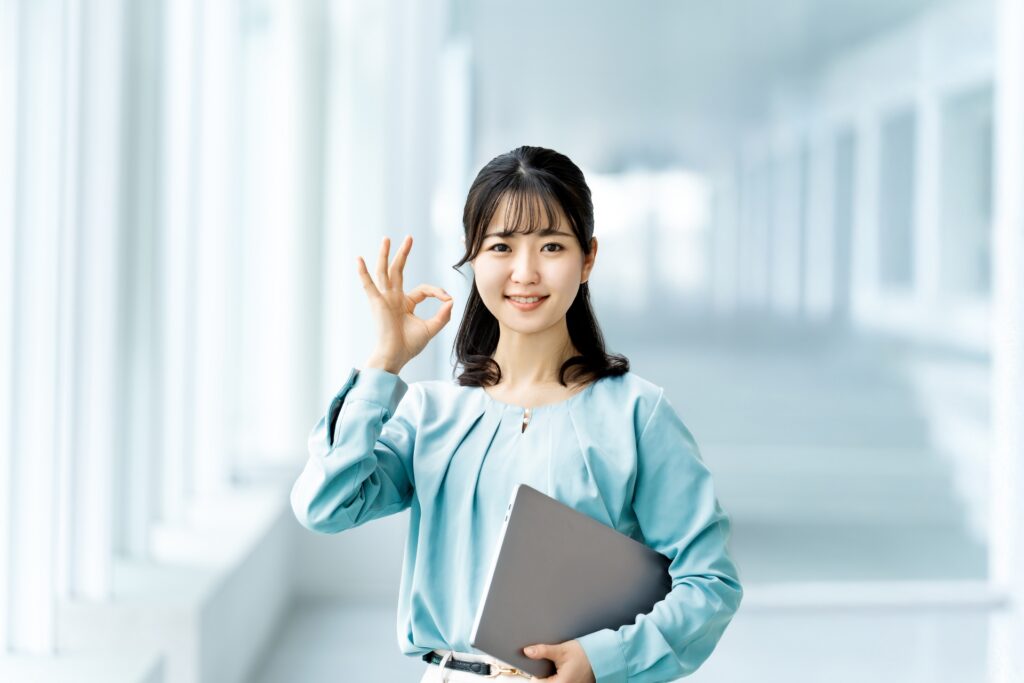 OKポーズをする女性
