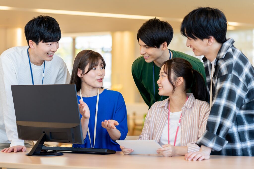 オフィスで働く若いエンジニア