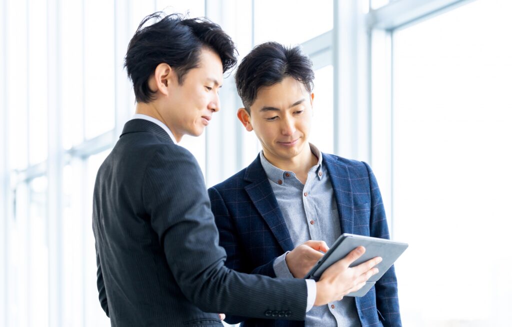 打ち合わせをする2人の男性ビジネスマン