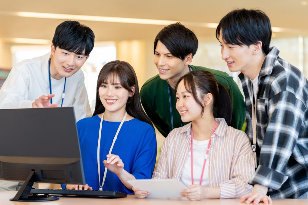 オフィスで働く若いエンジニア