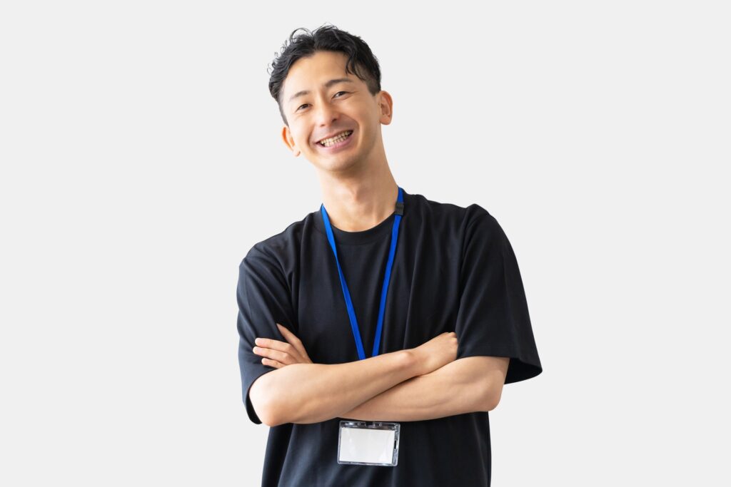 腕組みをして微笑む男性ビジネスマン