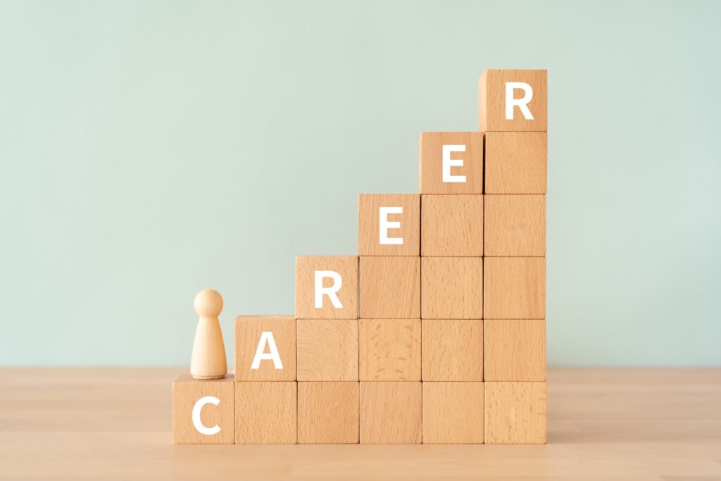「CAREER」と書かれた積み木と人形