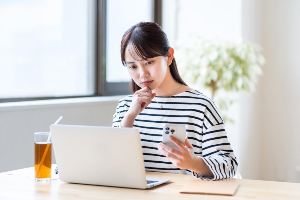 カフェでテレワークをする若い女性。