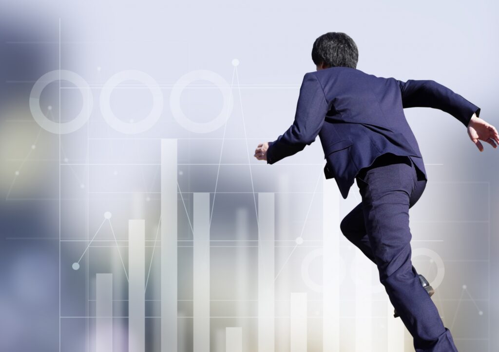 走るビジネスマンとグラフ