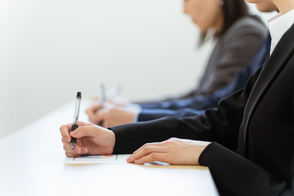 研修でメモする生徒