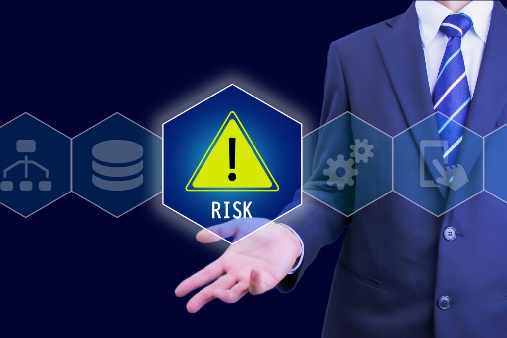 注意喚起とスーツのビジネスマン