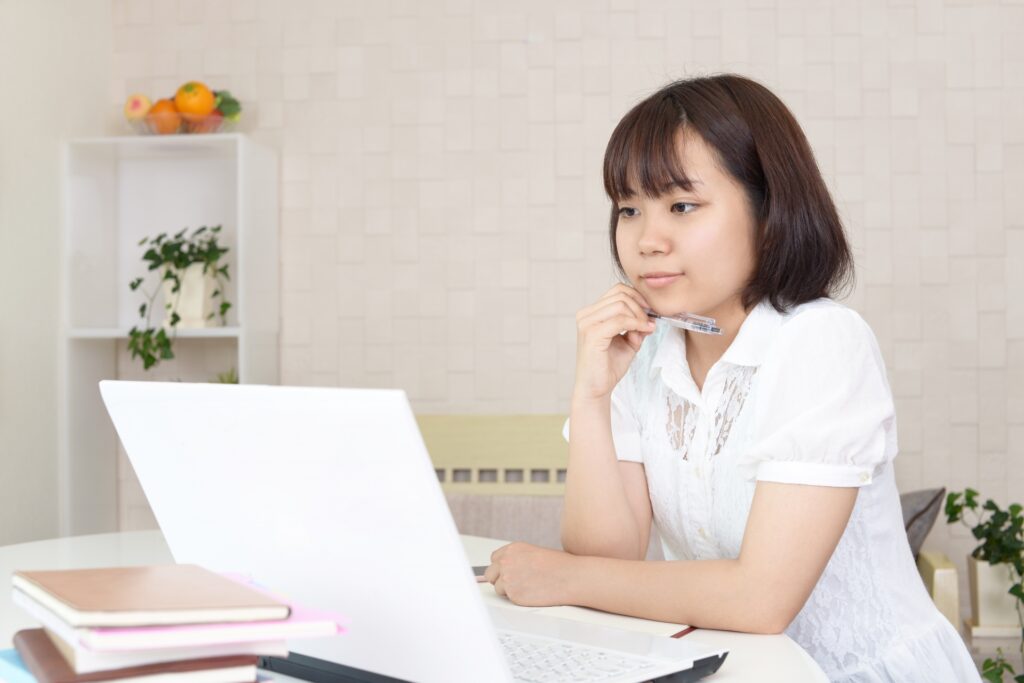 パソコン作業をする女性