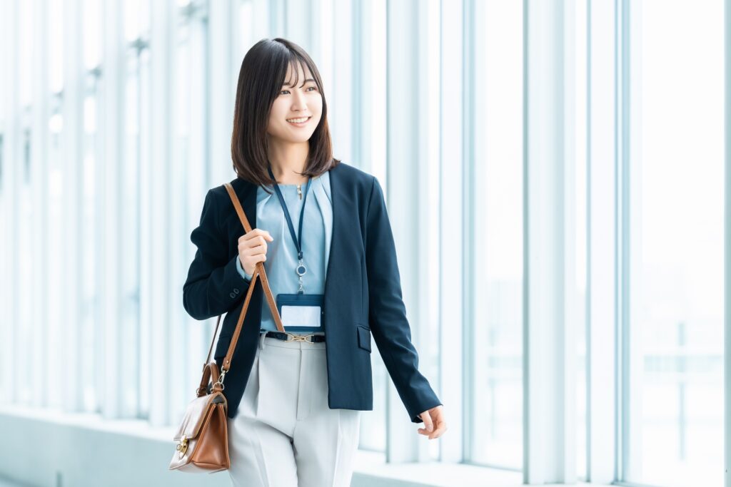 オフィスを歩く女性・ビジネスウーマン