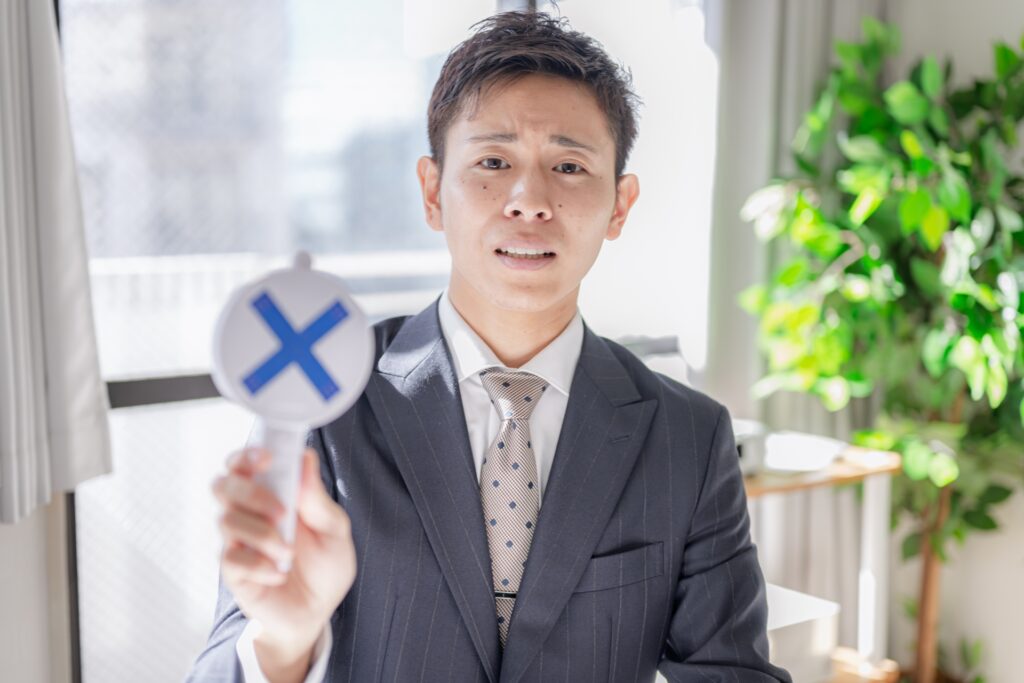 ×を出すビジネスマン