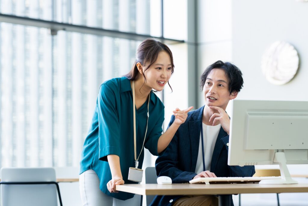 オフィスで調整する若いビジネスマン