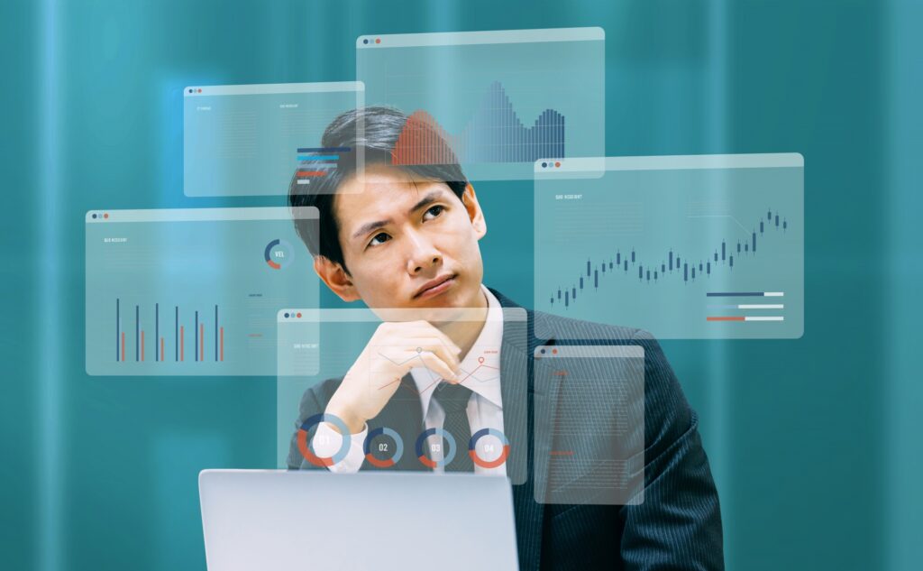 ノートパソコンを使う男性と画面のイメージ