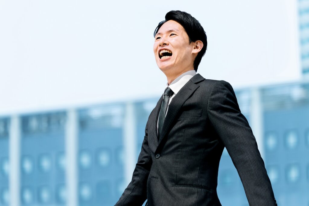 オフィス街を歩く男性ビジネスマン