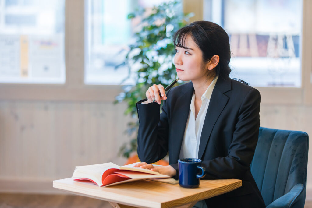 勉強する女性
