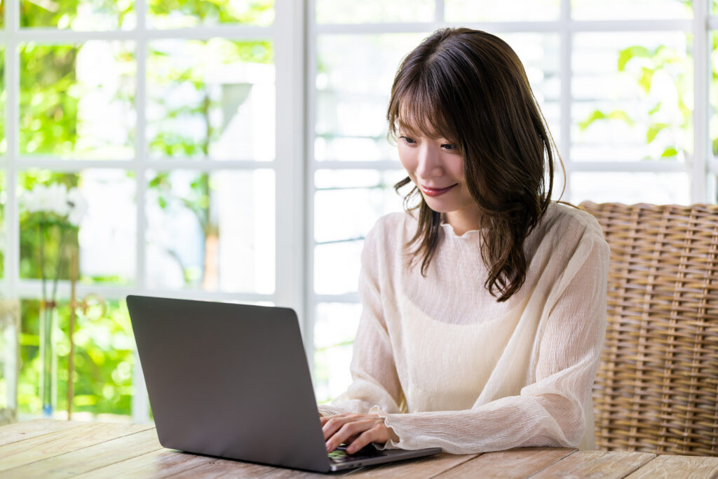 テレワーク_PCを操作する女性