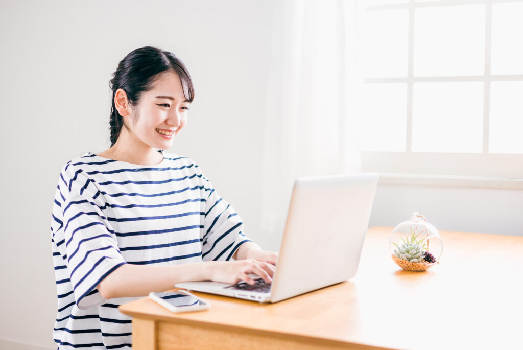 家でテレワークする日本人女性