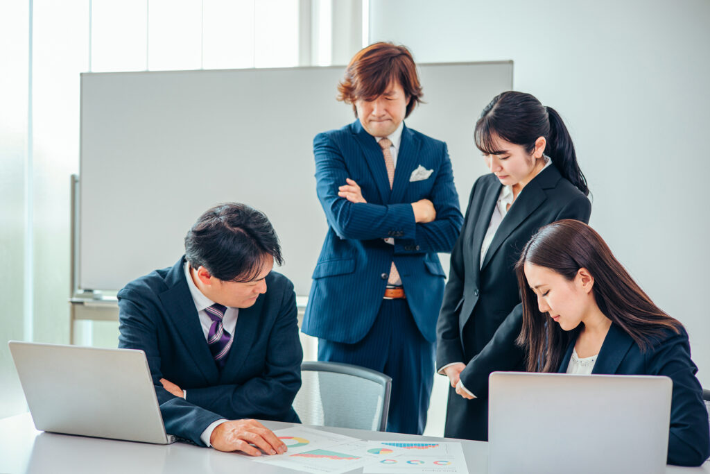 ミスをして上司に怒られる会社員の男女