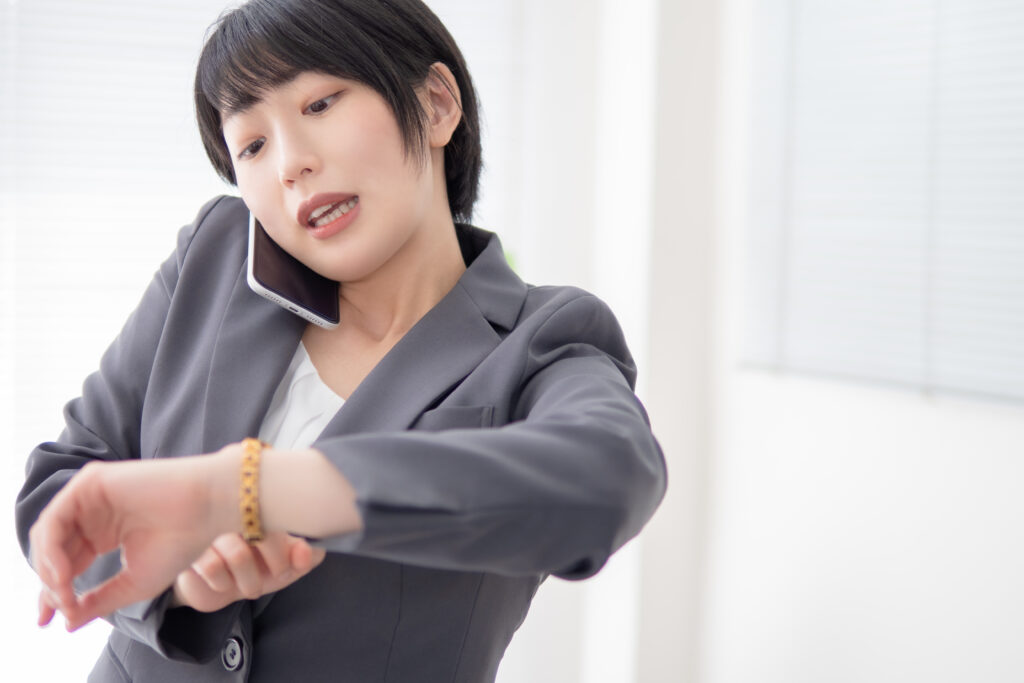時間に追われるスーツ姿の女性