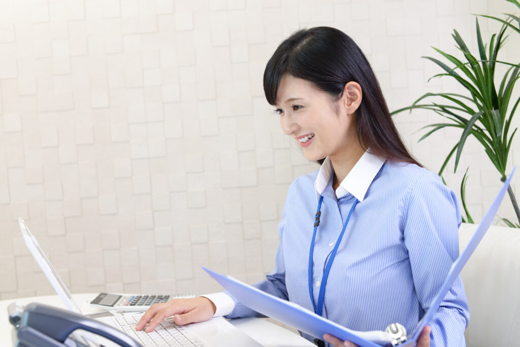 パソコン作業をする女性