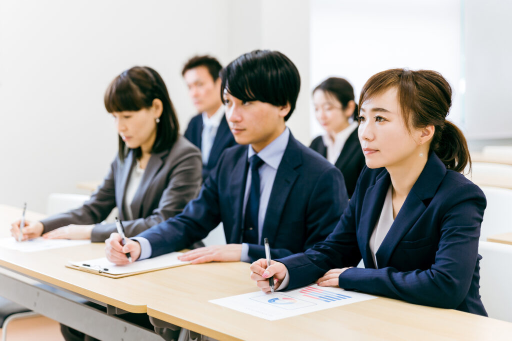 研修を受けるビジネスシーンの男女