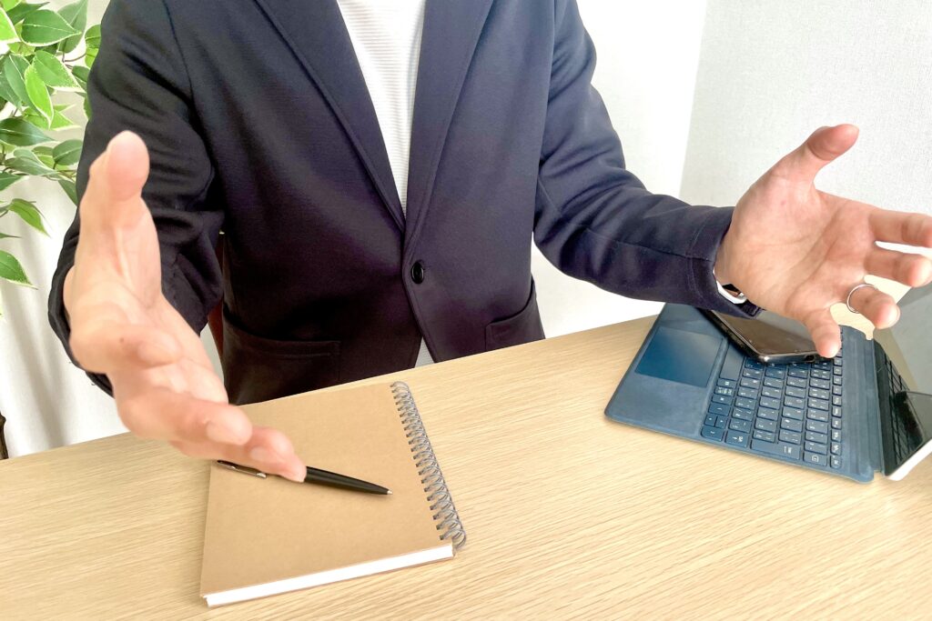 説明するビジネスマン