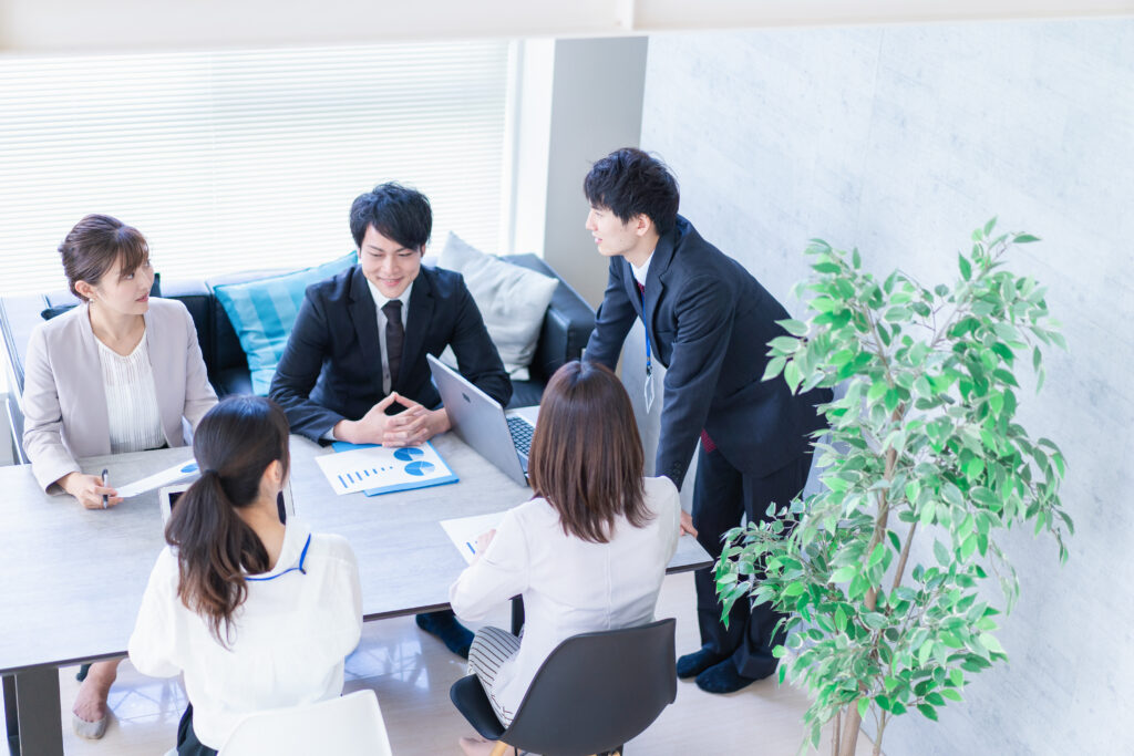 オフィスで働く人々