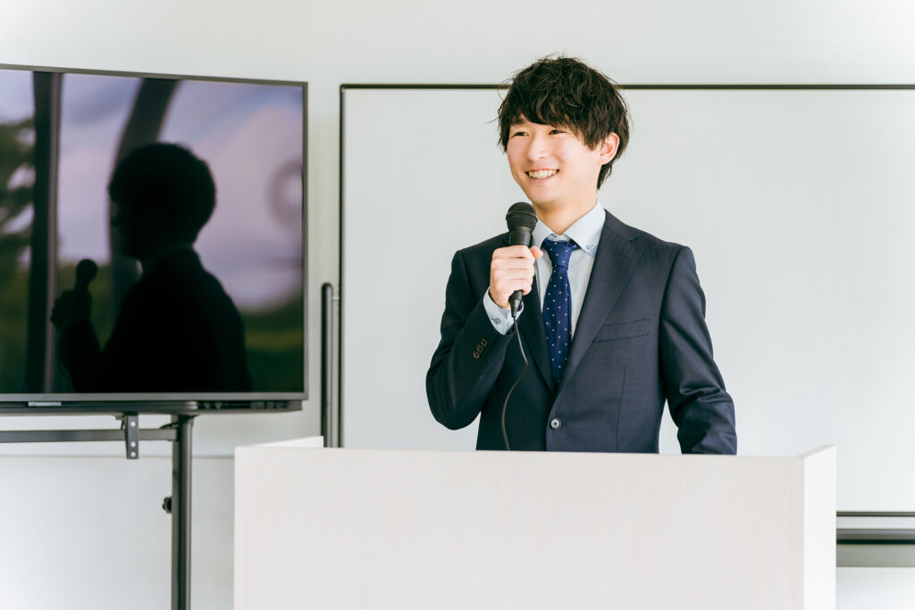 セミナー・勉強会・研修をするビジネスマン