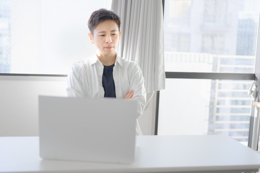 焦らず考える私服男性