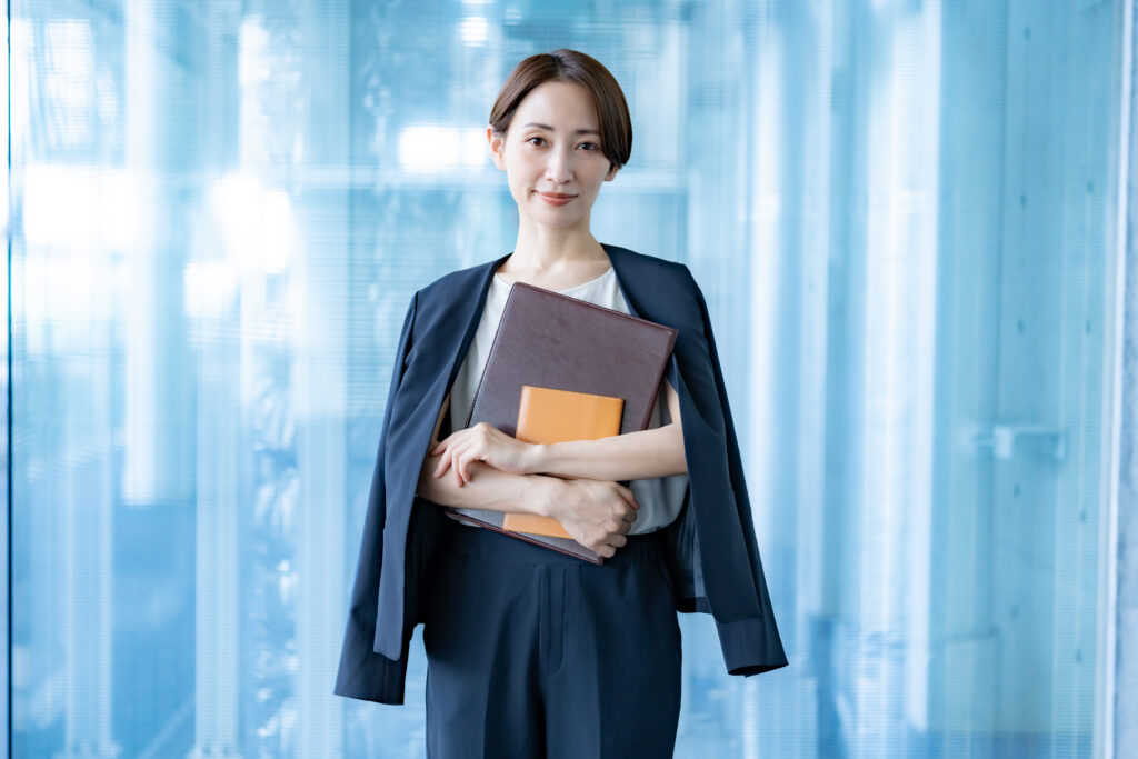 スーツを着た女性