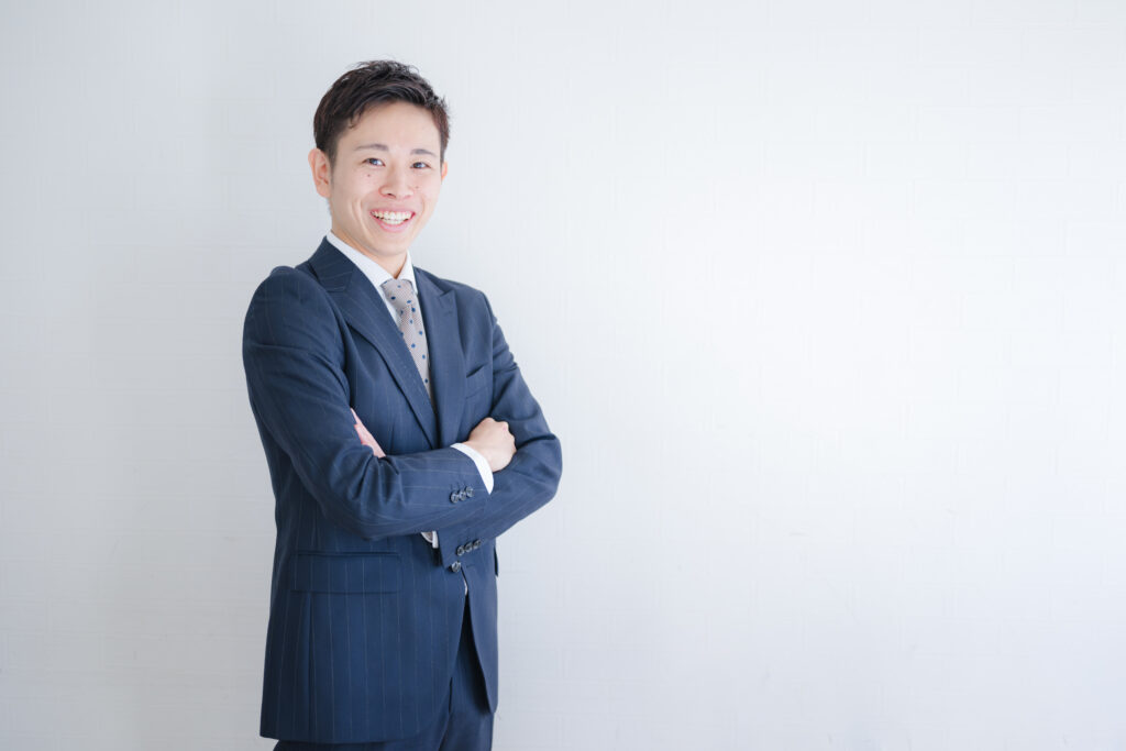 腕組みするビジネスマン
