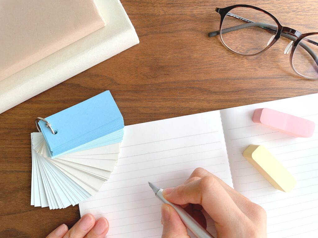 勉強している女性の手元