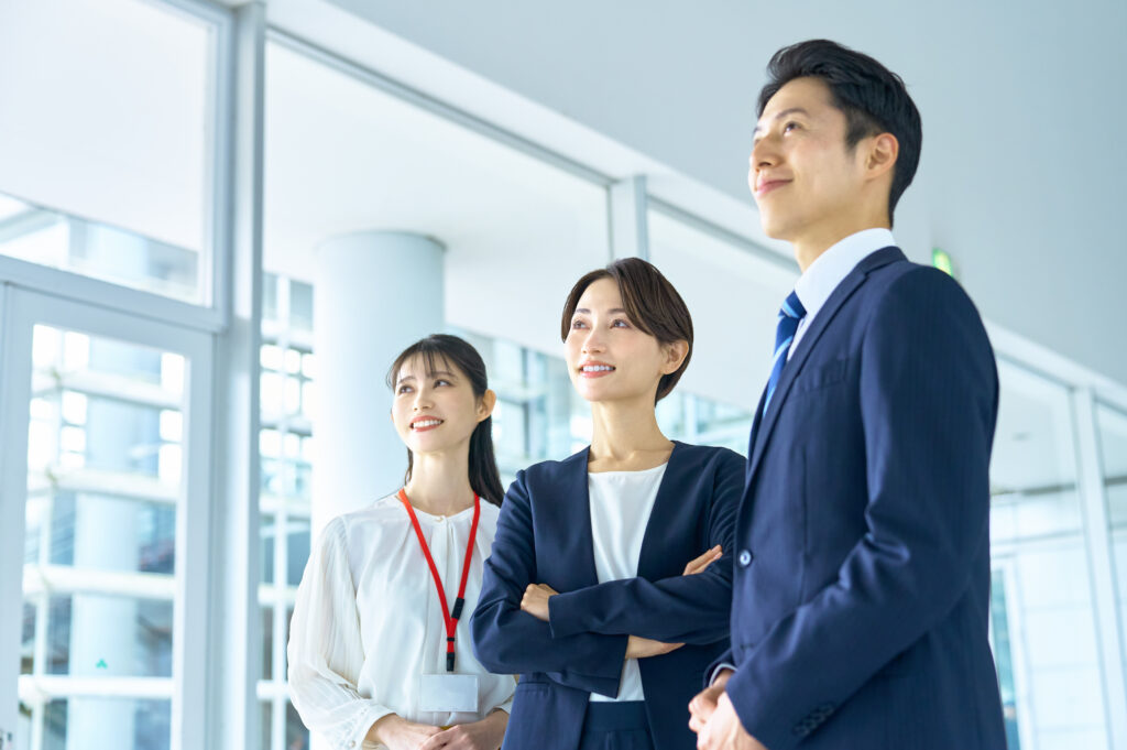 ビジネスマン　男女　上を見る　前向き