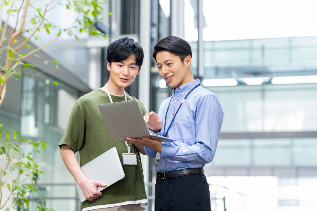 オフィスで働くエンジニア