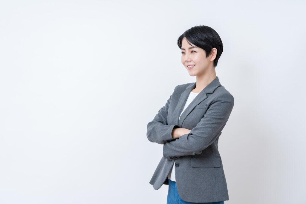 腕組みをしているビジネスウーマン