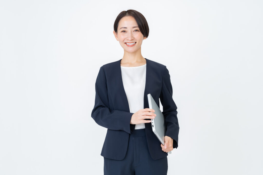 パソコンを持つスーツを着た女性