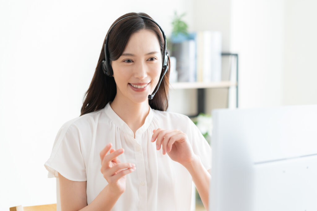 リビングでテレワークをする若い女性