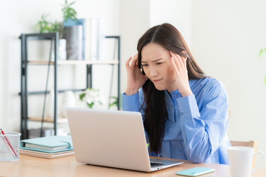 リビングでテレワークをする若い女性