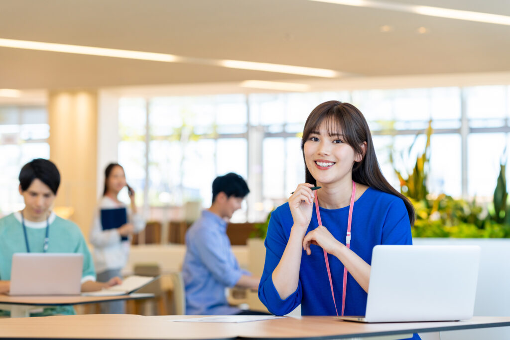 オフィスで働く若いビジネスウーマン