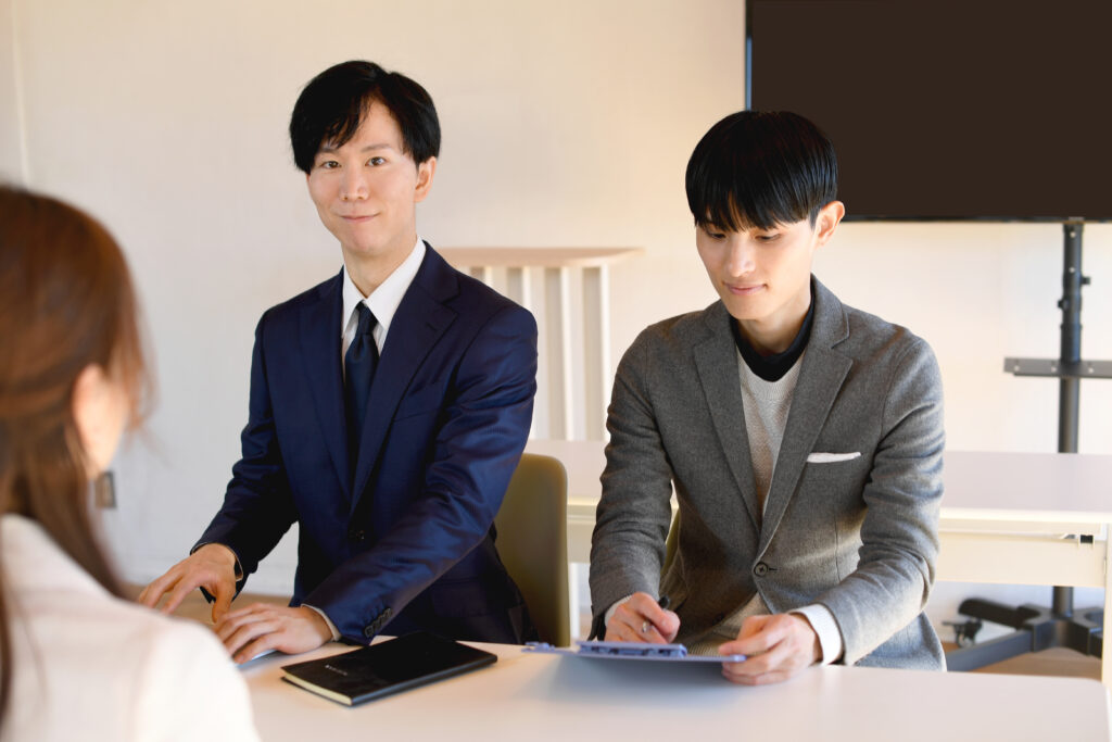  就職活動で面接をするビジネスパーソン